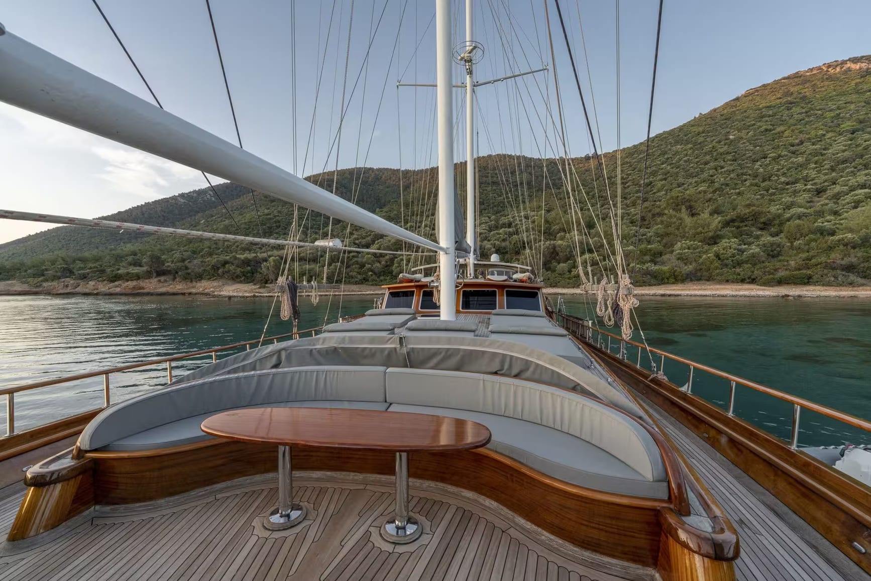 Foredeck lounge