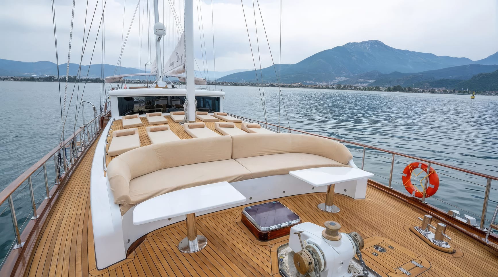 Foredeck sunpads