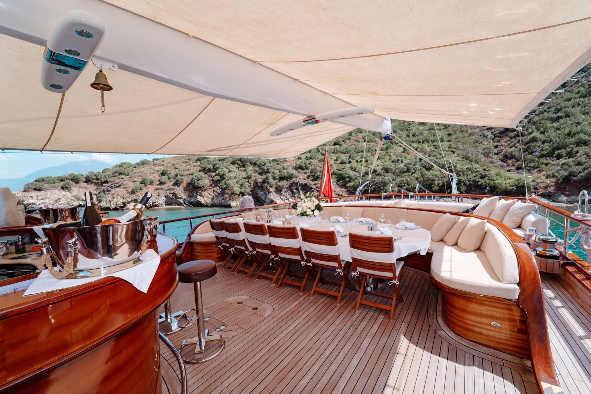 Aft deck bar and dining
